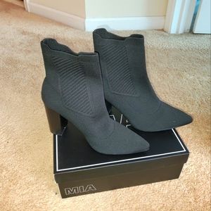 Mia size 8.5M black booties new